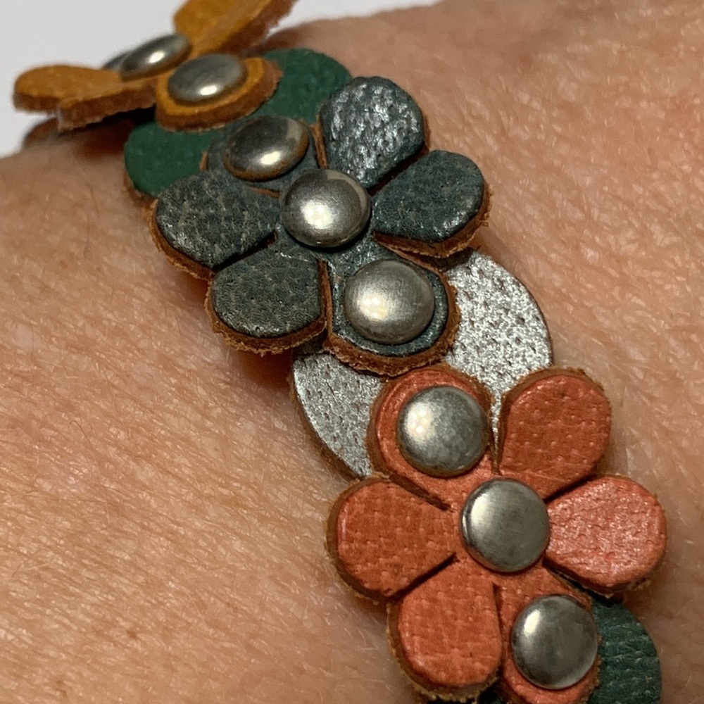 Leather flower bracelet studded NEW